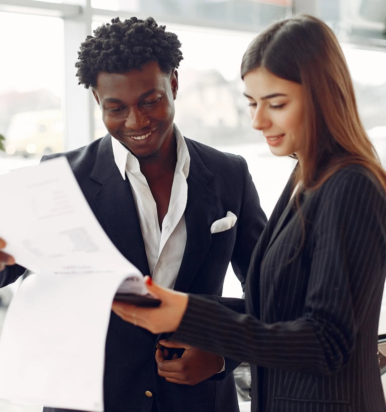 Force Prévention Sécurité – Rencontre professionnelle entre un agent de sécurité et une cliente, échangeant sur des documents
