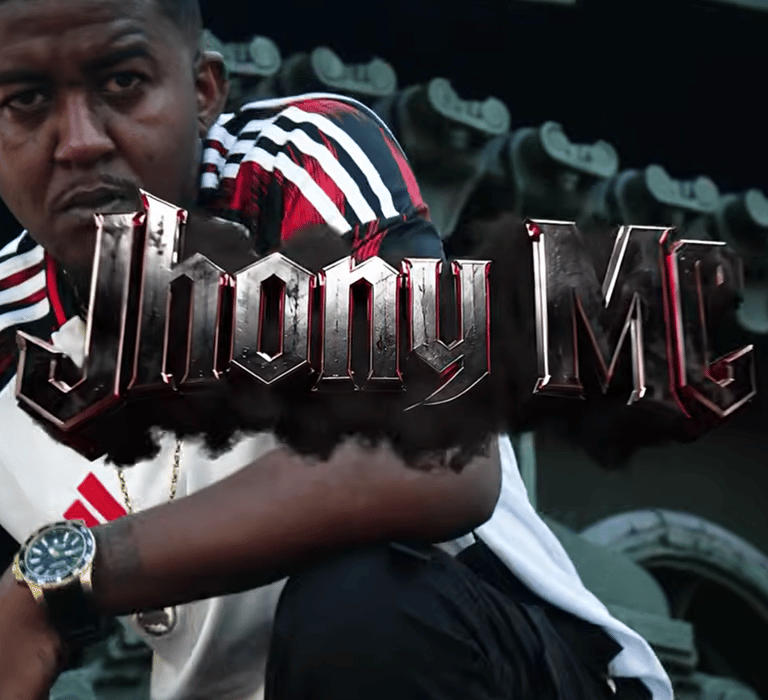 Jhony MC no clipe O Mais Odiado em cima de um tanque de guerra