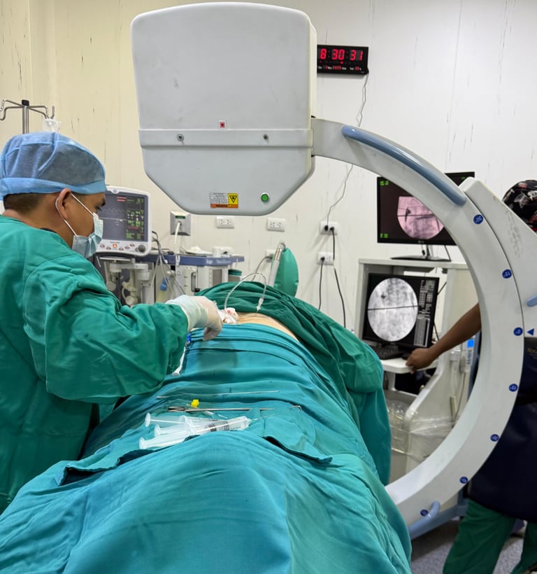 Imagen intraoperatoria que muestra al dr. tafur, medico neurocirujano, realizando un bloqueo nervios