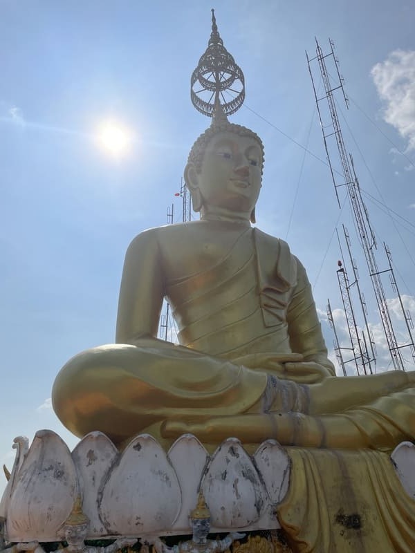 Aquí tienes la traducción al alemán, natural y optimizada para alt text / SEO:  „Große goldene Buddh