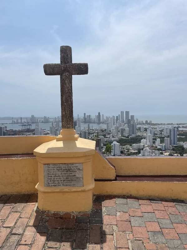 Steinernes Kreuzdenkmal mit Blick auf die Skyline von Cartagena vom Convento de la Popa in Kolumbien