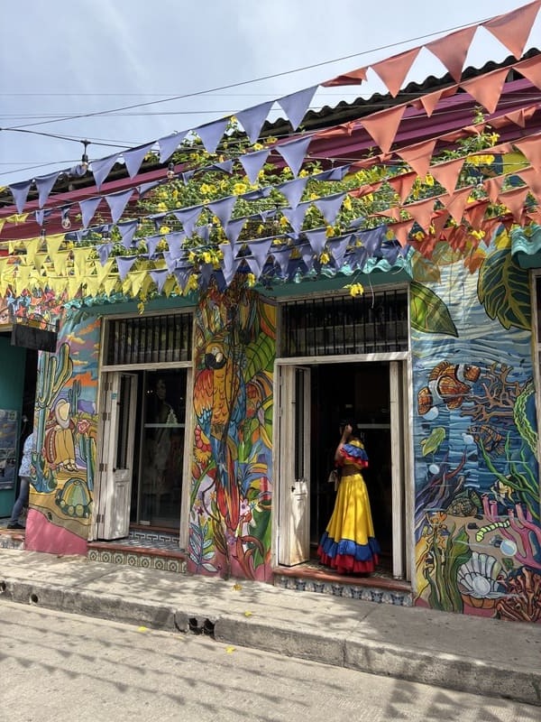 Eine farbenfrohe Straße in Cartagena, Kolumbien, mit lebendigen Wandgemälden