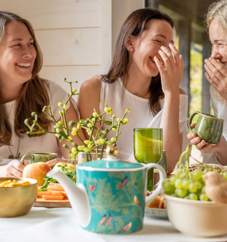 Moterys juokiaisi ir geria arbatą priepirty
