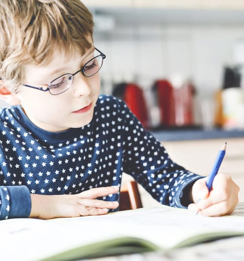 petit garçon qui écrit