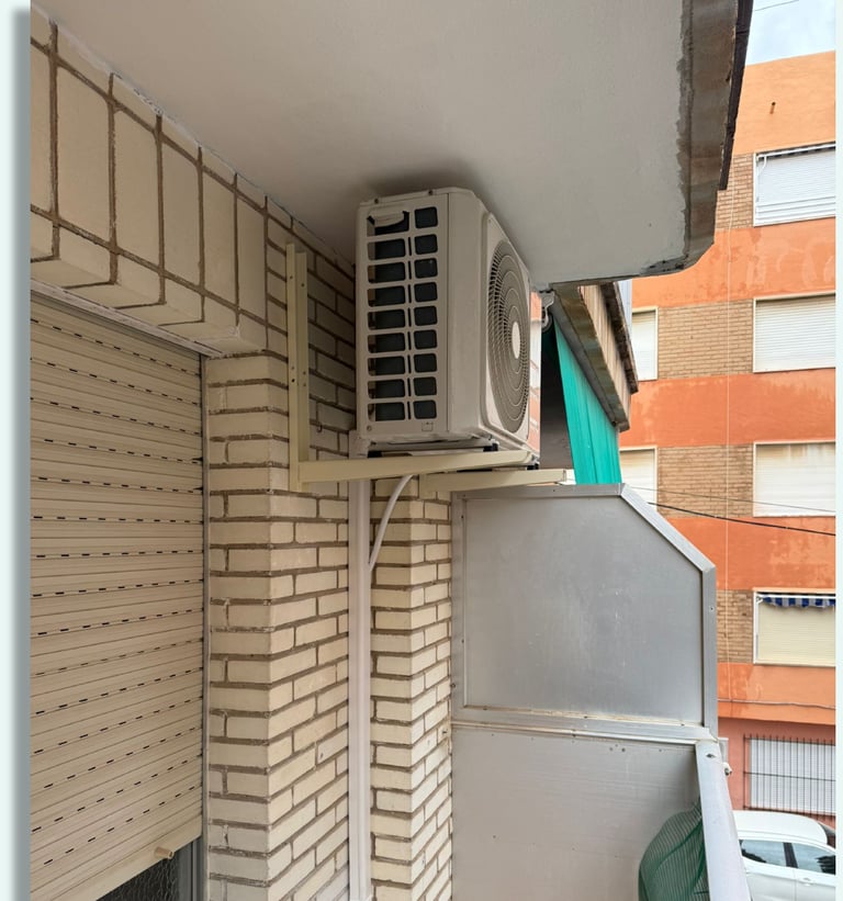 Equipo de aire acondicionado correctamente instalado en Torrevieja
