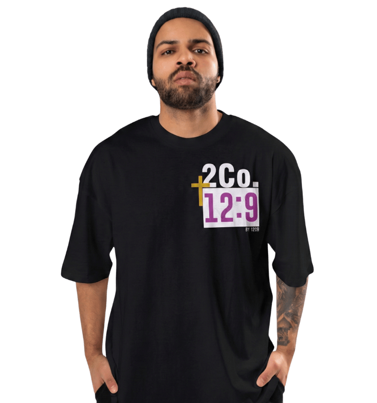 Remera negra premium Escrito Está diseño urbano.