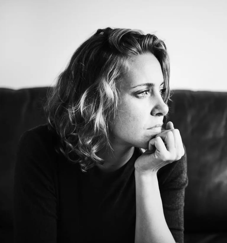 Femme qui pleure et est en dépression. soigner la depression avec un magnetiseur à Nantes