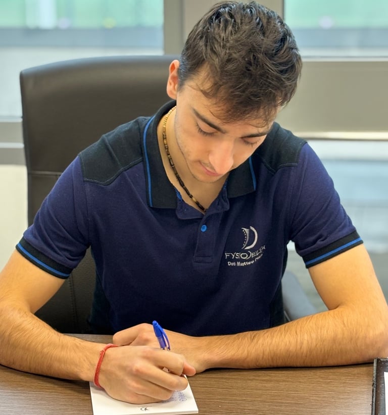 Matteo Piani fisioterapista a Parma durante la prima visita
