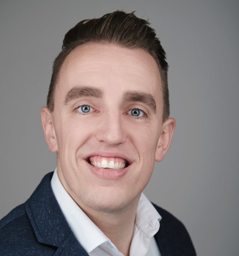 portrait of a man in a suit and white shirt LinkedIn profile picture