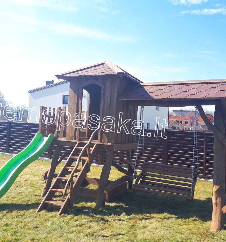 medinė supynė su nameliu