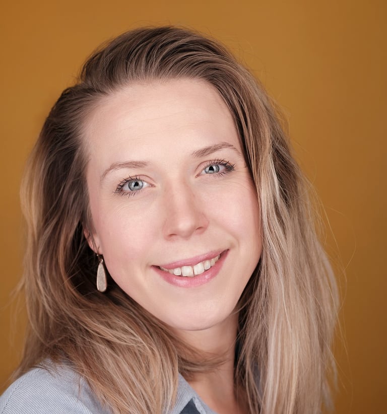 portrait a woman with blonde hair and a blue shirt LinkedIn profile picture