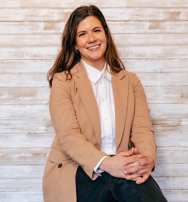Ariel Weber social worker and psychotherapist serving CBT, DBT & ACT smiling