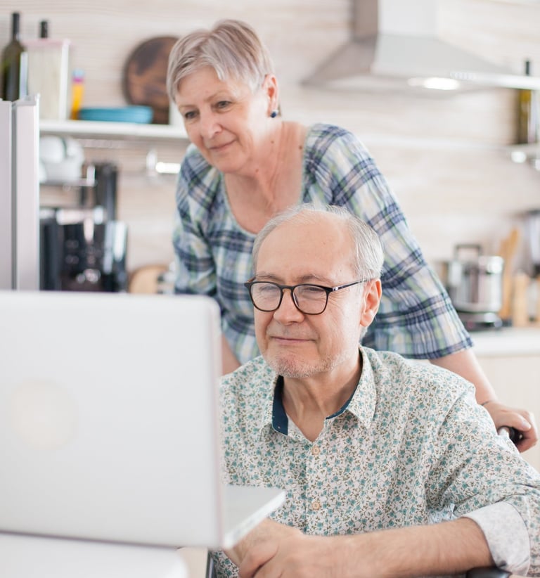 Visionnement en ligne d’une célébration de vie, accompagné d’un proche bienveillant