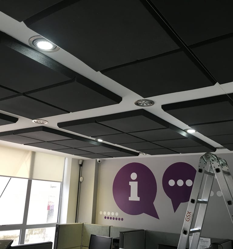 Paneles aústicos de espuma, tela, revestimiento alistando decorativo en madera con fieltro.