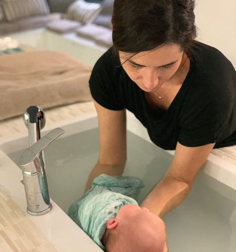 Bain bébé enveloppé, a domicile, a montbrison, dugay Emilie
