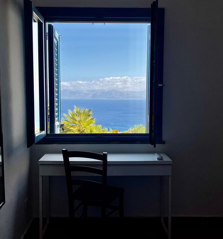 finestra con vista mare