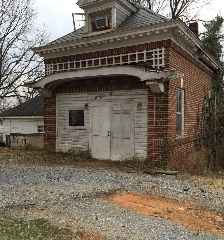 2123 rivermont carriage house before renovations. 
