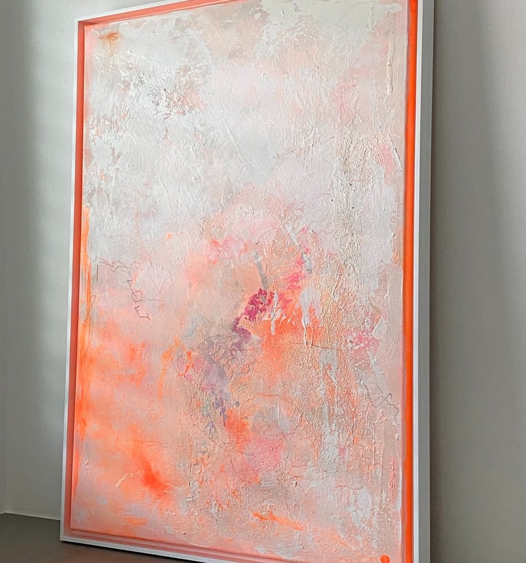 Abstraktes Kunstwerk Malerei mit zarten hellen Tönen und Neon Neonorange