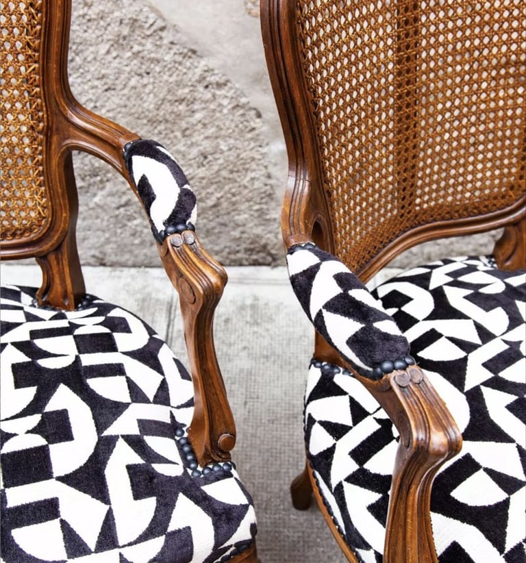 Fauteuils de style Louis XV à dossier canné Grenoble street art 
