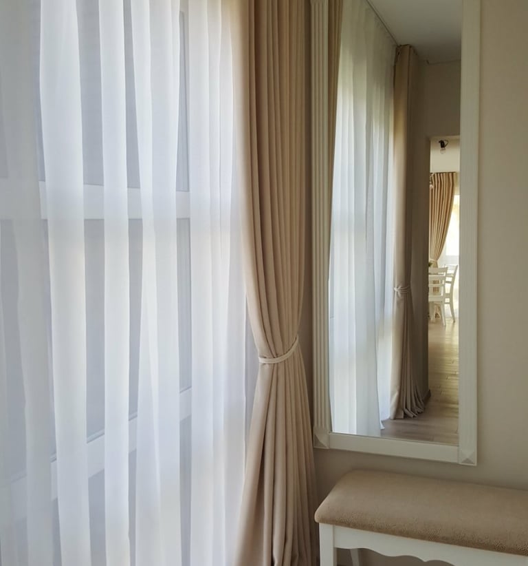 Dieninės baltos užuolaidos ir šviesiai rudos naktinės užuolaidos