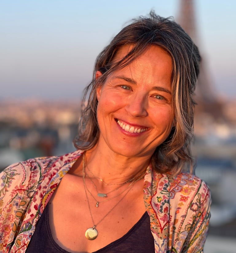 Une femme apaisée avec un large sourire 