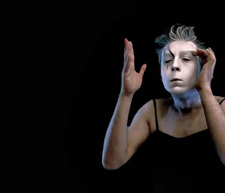 David Noir, autoportrait généré par ia. Un jeune homme au visage blanc vêtu d'une robe noire.