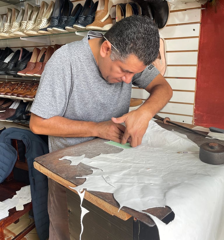 Zapatero en su taller artesanal en Naolinco de Victoria, Pueblo Mágico