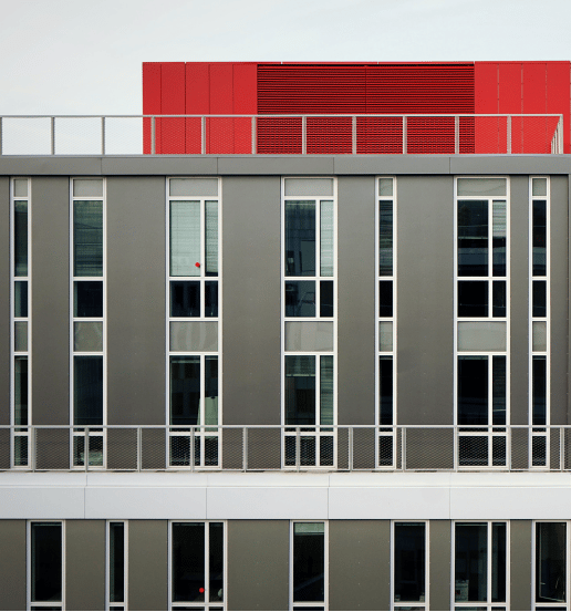 Edificação Cores Neutras e Destaque vermelho