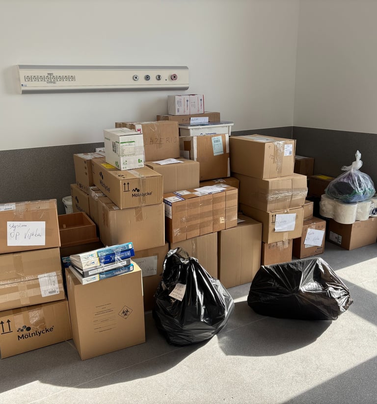 Saugiai supakuoti daiktai dėžėse ir maišuose pervežimui