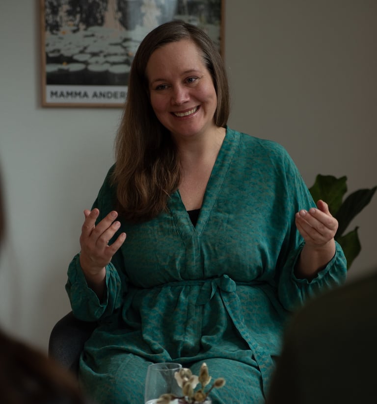 Majken Vange rækker hænderne op