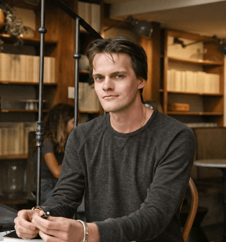 Romain, co-dirigeant de l'agence d'architecture Nina Poma Studio à Paris.