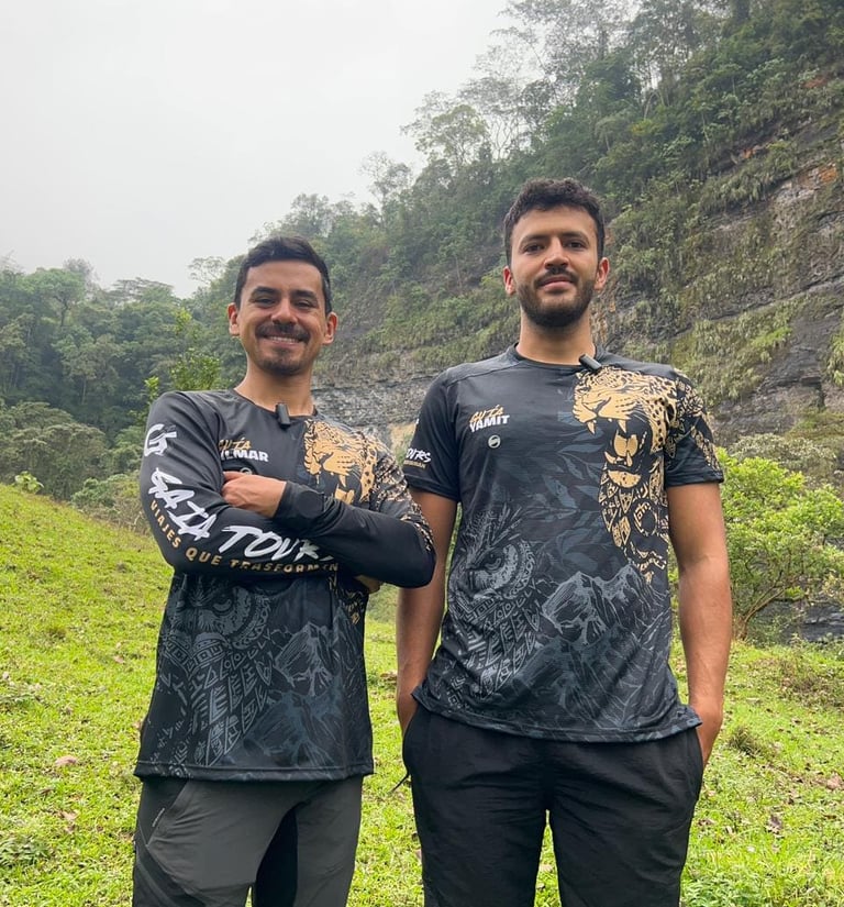 Dos hombres con camisetas de senderismo gráficas a juego de Gaia Tour posando al aire libre 