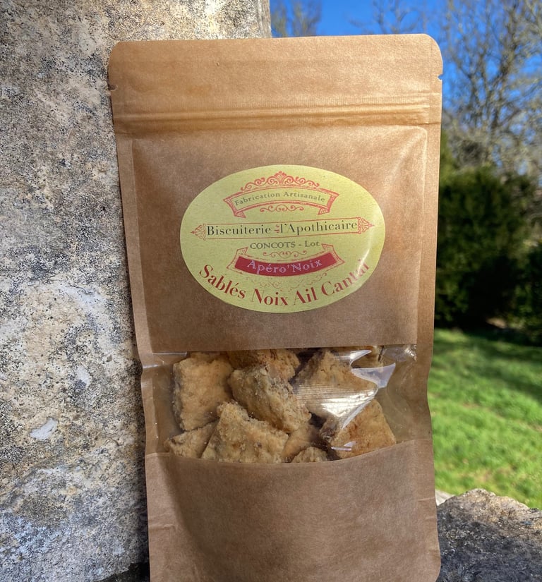 Paquet de biscuits artisanaux, sablés noix ail cantal de la biscuiterie de l'Apothicaire
