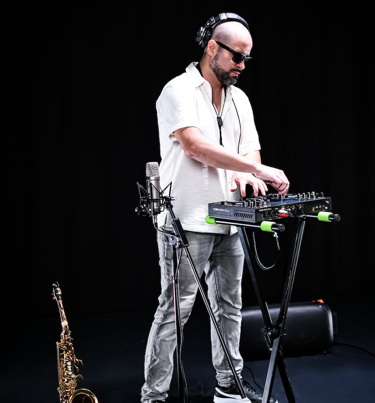 DJ Saxo y Percusión