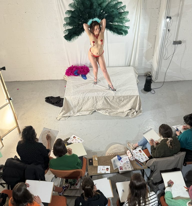 Atelier dessin modèle vivant. Femme modèle avec éventails en plumes.