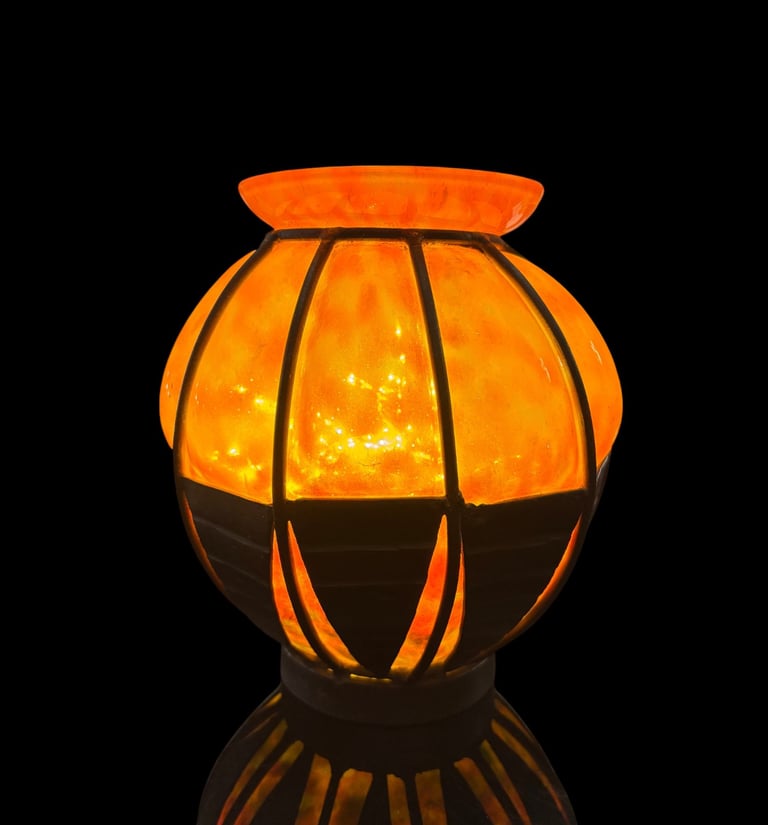 Vase à la monture de fer forgé signé Lorrain