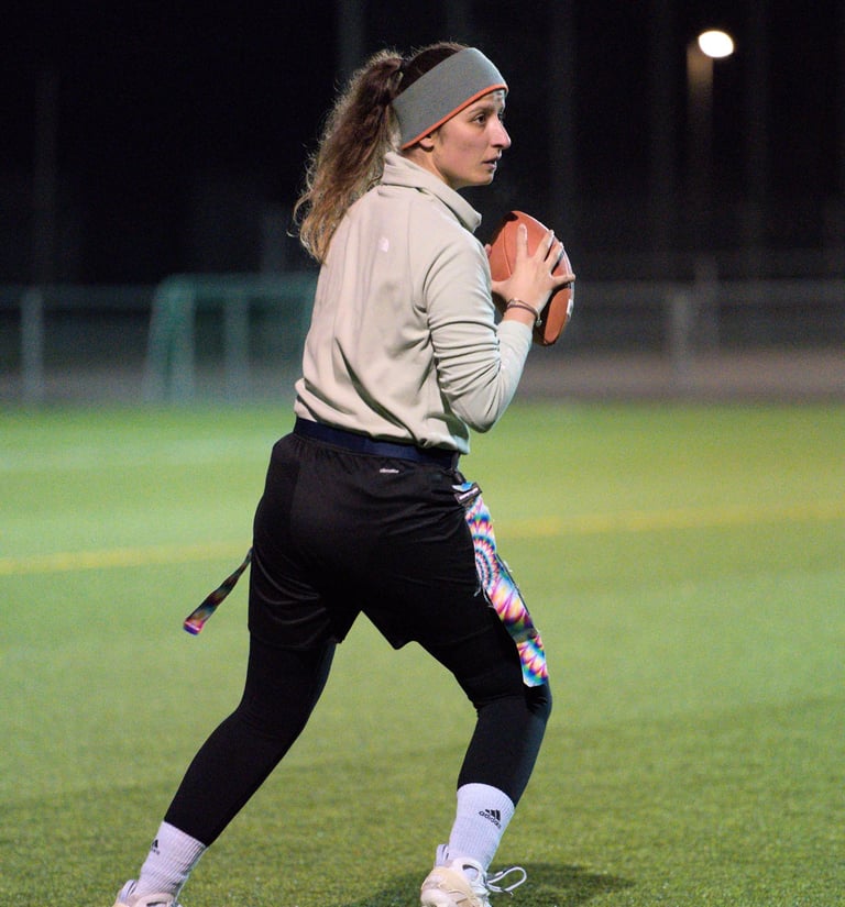 Flag Football Quarterback Anna Laura John von Limmat Lightning in Aktion auf dem Spielfeld.