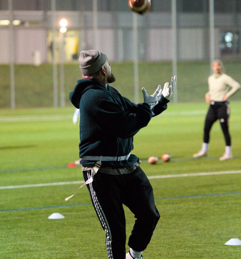 Receiver Alain Chiquet von Limmat Lightning beim Over-the-Shoulder-Catch im Training.