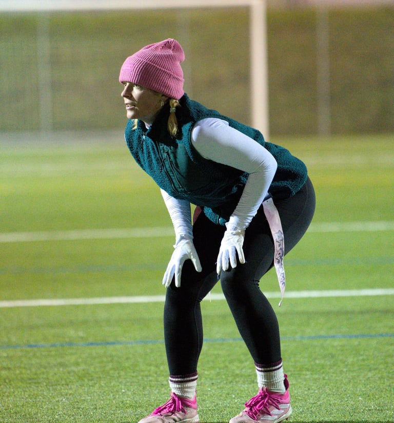 Flag Football Defensivspielerin Luca Alex von Limmat Lightning in Backpedal-Position im Training.