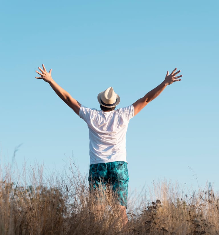 homme qui leve les bras, retour à soi, magnétiseur à Brains 44
