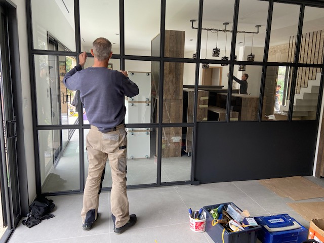 Pose d'une verrière intérieure style atelier sur cloison vitrée – BL Miroiterie, artisan vitrier Hérault
