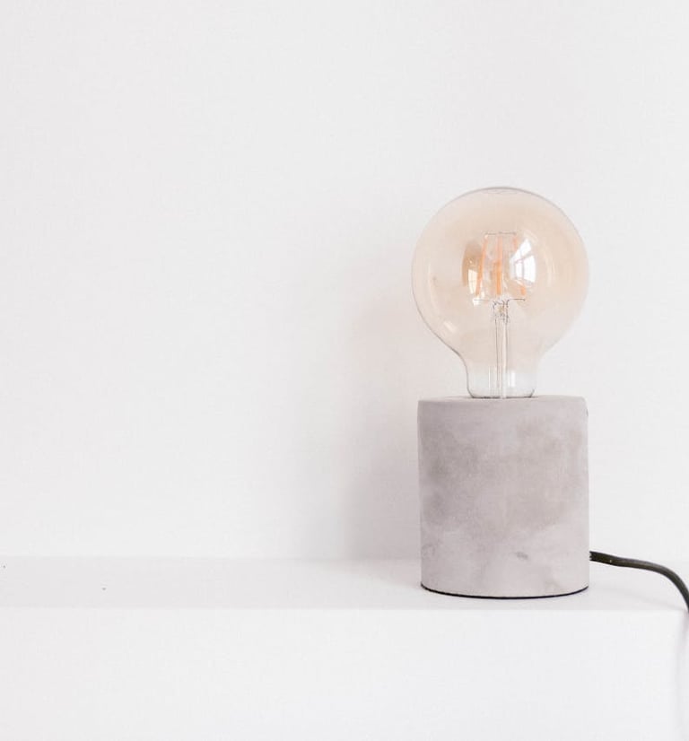 Photo d'une lampe posée sur une étagère