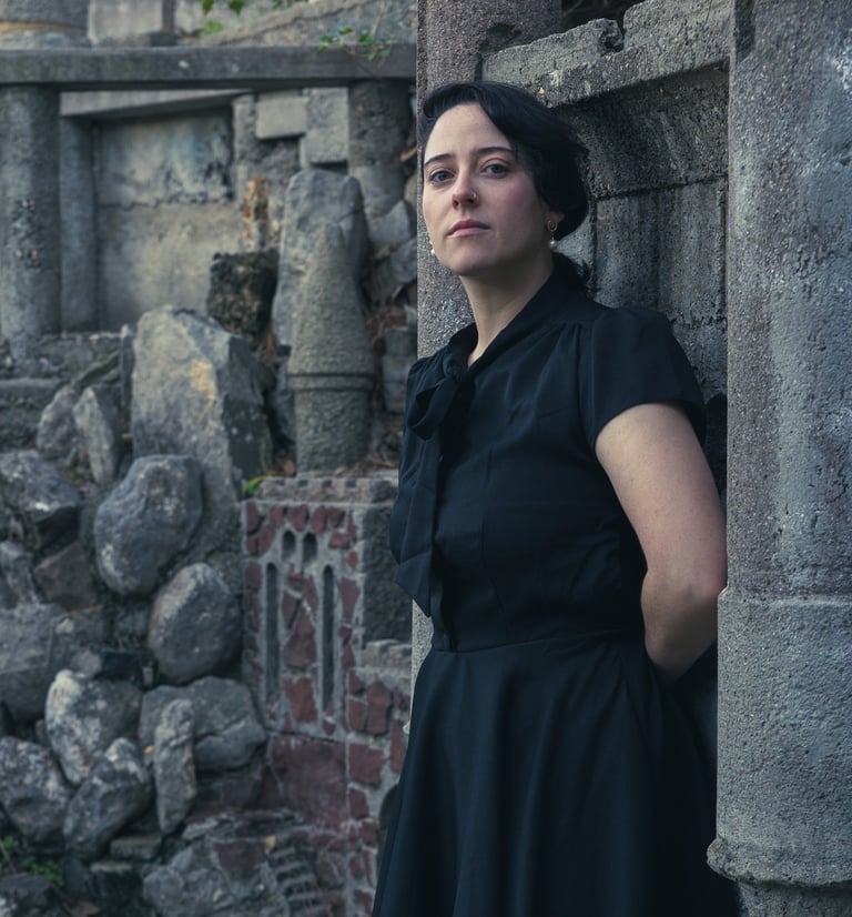 portrait en plan américain d'une belle femme dans un décor de château en ruines