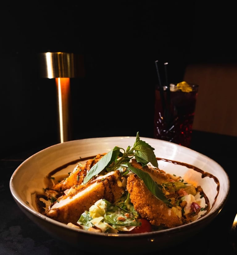 Salade fraîche césar au restaurant La Parisienne à Nîmes