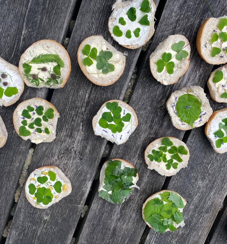 Von Kindern belegte Butterbrote mit Wildkräutern