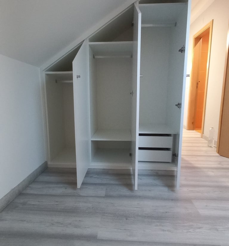 Armários de sótão, armários de escada, carpintaria em Oeiras, roupeiros inclinados