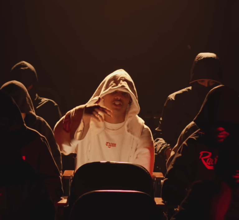 Jotapê no clipe Genki Dama com visual inspirado em anime