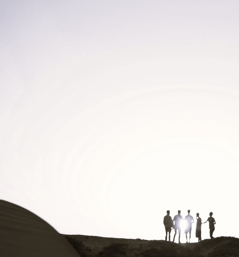 Photo d'un groupe de personnes devant le soleil