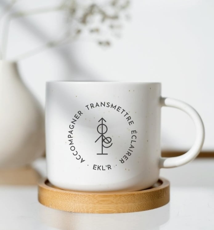 Photo d'une tasse avec le logo d'EKL'R