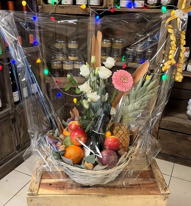 Panier garni de fruits frais et fleurs chez Au Jardin des Sablettes à Beaulieu, une idée cadeau arti